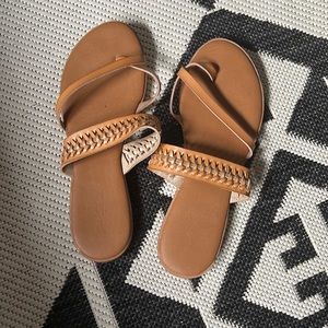 Universal Thread Sandals